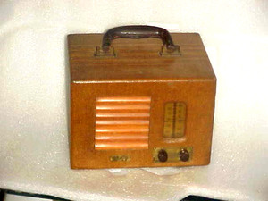ANTIQUE RADIO PATHE 1939 PORTABLE TUBE LUGGAGE STYLE WOOD GRILL WORKING