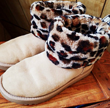 UGG Women  s Size 7 Beige Suede Bootie Slippers Faux Fur Animal Print