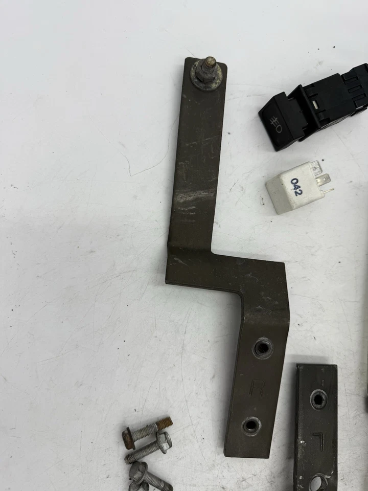 Classic Saab 900 90-93 Fog Lights Mounting Brackets Switch & Relay OEM - Imagem 3 de 4
