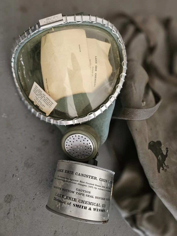 Smith & Wesson 美国海军陆战队眼泪防毒面具 1973 年 MSA Clearvue 带包 — 第 2/4 张图片