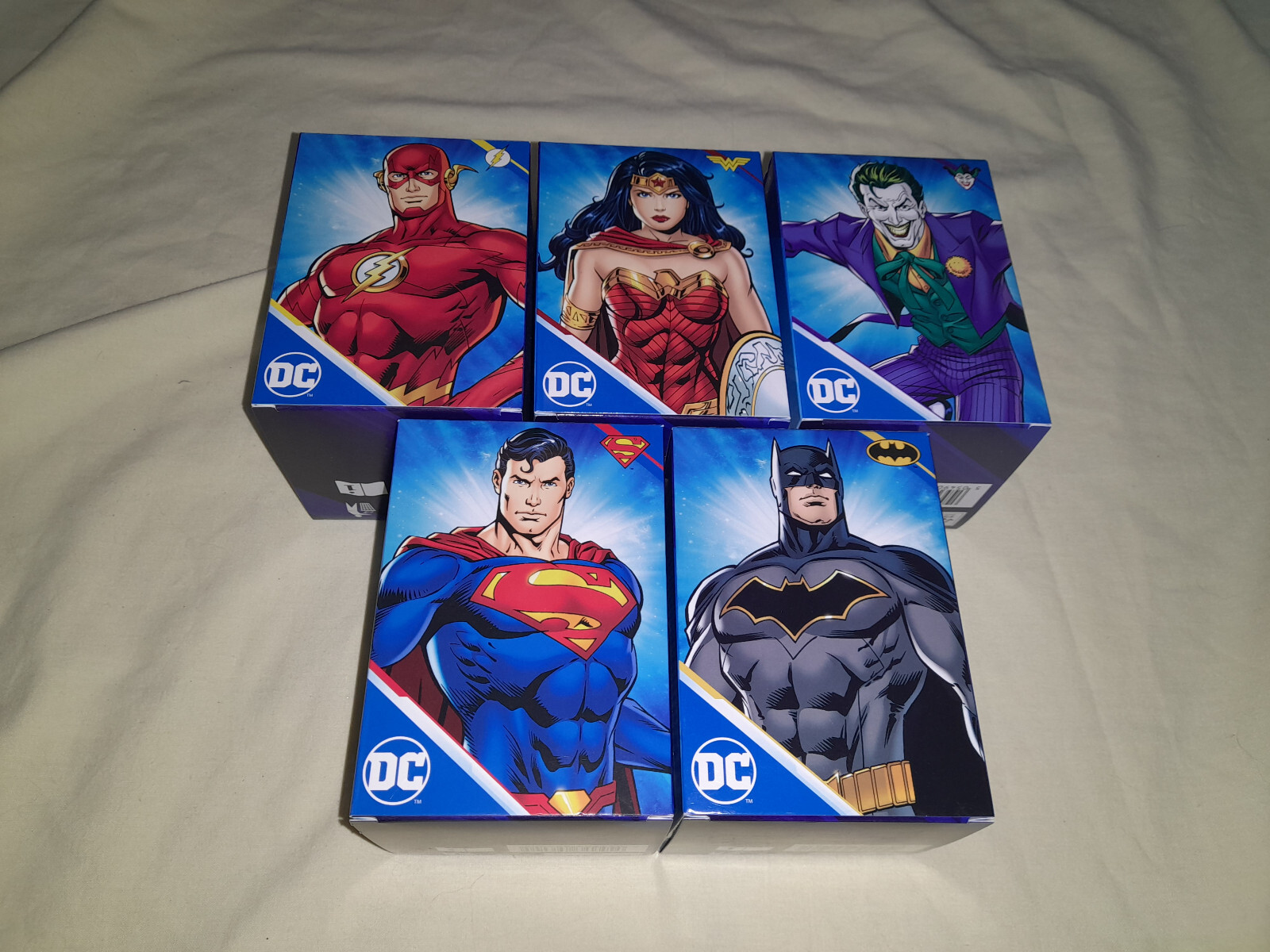 Figurines Warner Bros DC 2022 lot de 5 statuettes neuves à offrir pour décorer une chambre