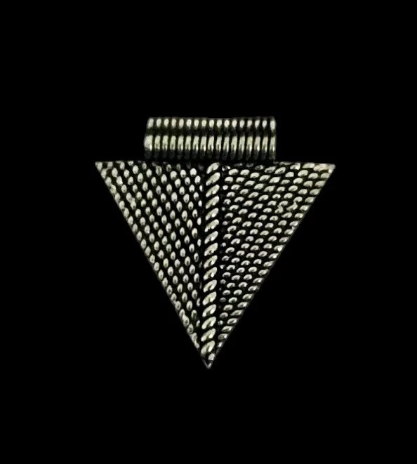 VETEMENTS Ciondolo filo triangolo argento sterling massiccio pesante lavorato a mano 25 mm x 25 mm. Come nuovo!