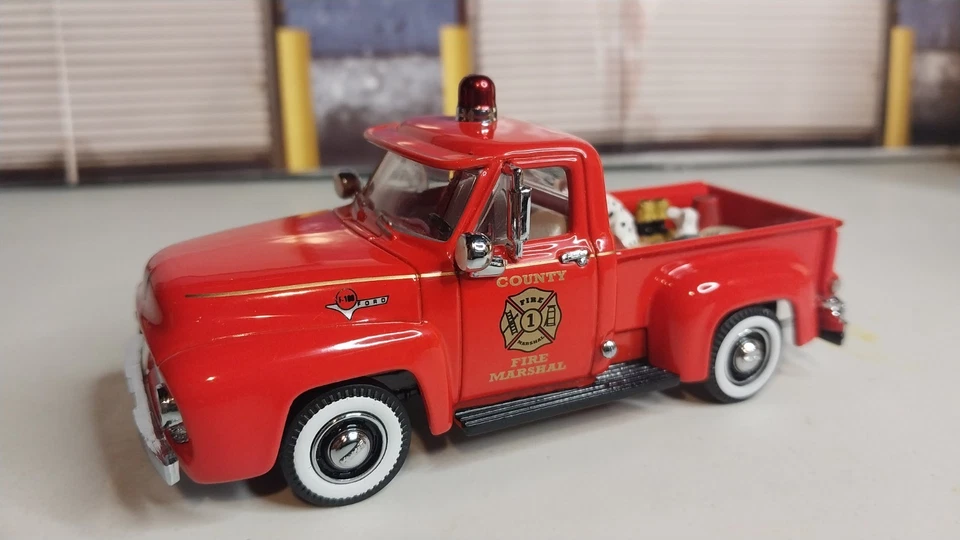 Matchbox Limited Edition 1:43 Red 1955 Ford F100 Fire Marshal Truck. - Image 2 of 4