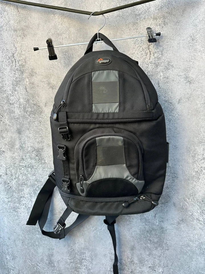 Mochila para cámara Lowepro - negra duradera con varios compartimentos Foto 2 de 4