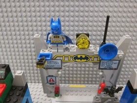 Lego Juniors Batman Defend the Batcave Retired Set 10672