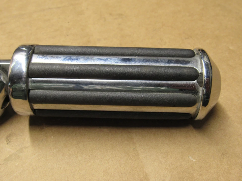 Reposapiés traseros cromados para pasajero Harley Davidson Sportster XL 1200 883 04-13 OEM Foto 3 de 4