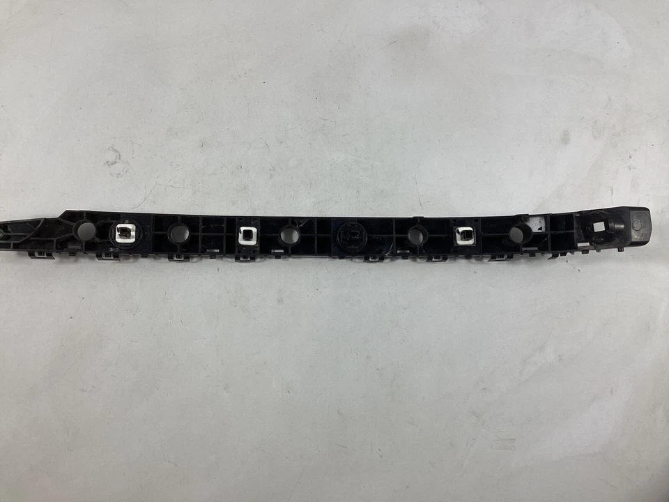 Soporte de montaje de parachoques trasero izquierdo Nissan Rogue 2015-2020 OEM. Foto 4 de 4