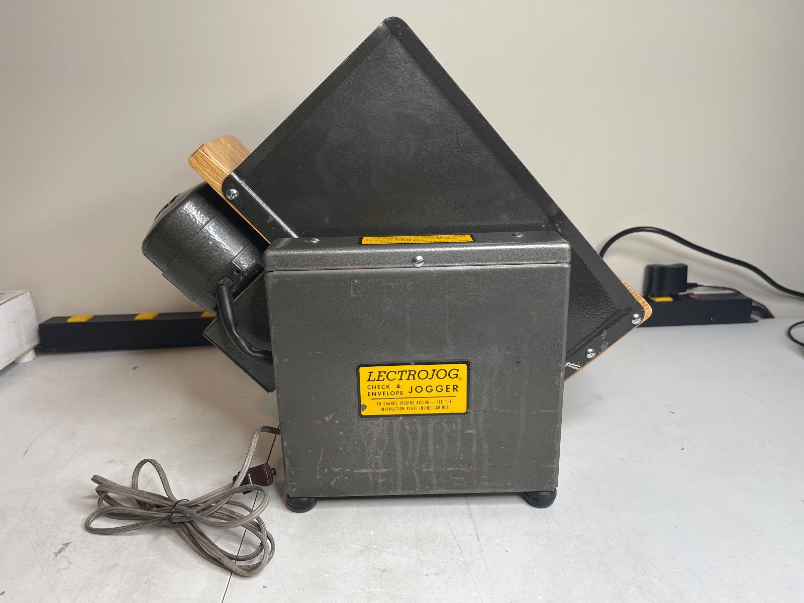 Vintage LECTROJOG Office Paper Jogger 775. Good condition, tested. 