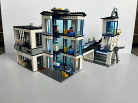 Lego set 60141 Police Station &ndash; 887 Pieces &ndash; 6 Minifigs - City
