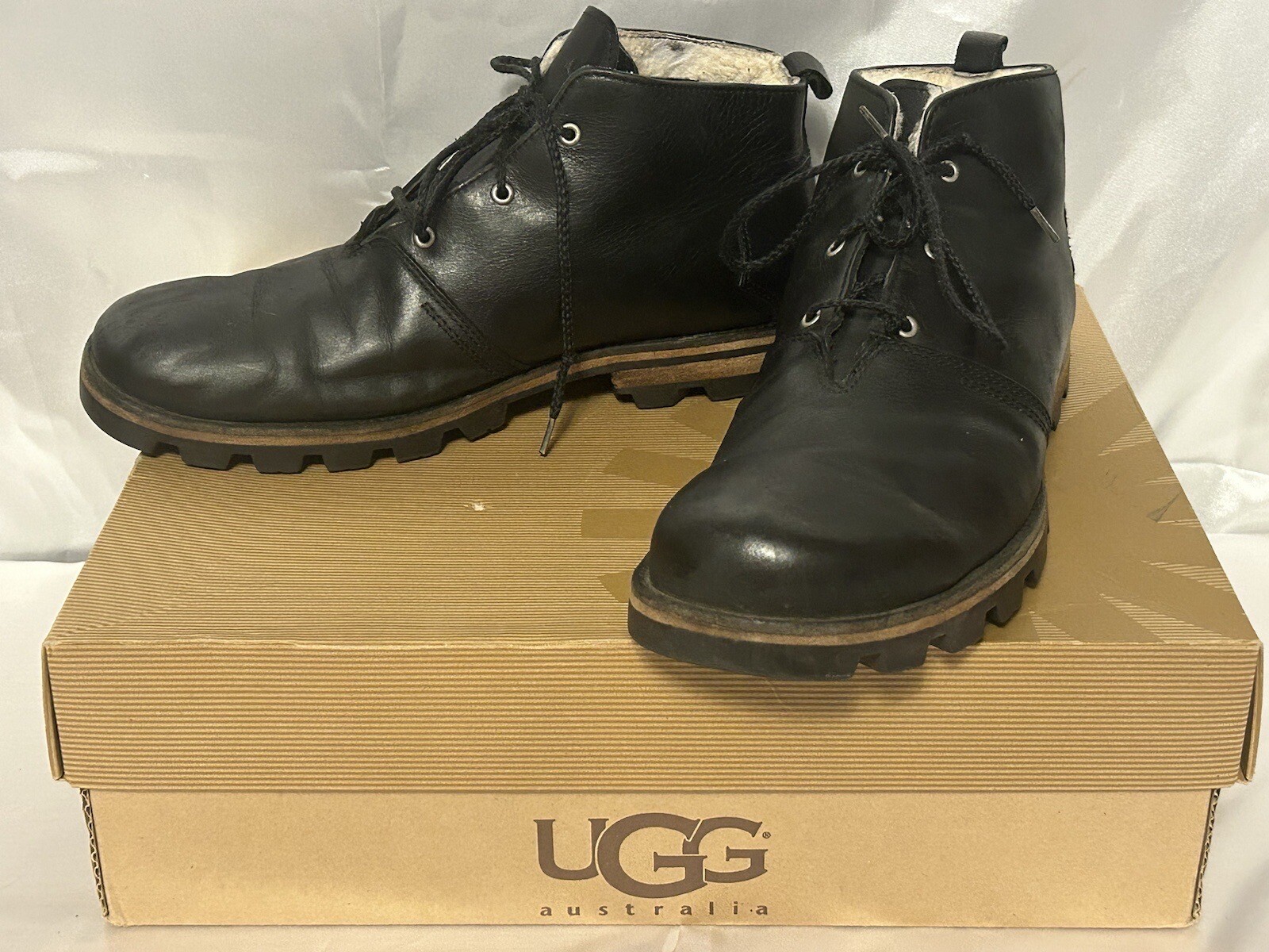 ugg australia Men’s Black Leather  Chukka Shoes Shearling boots 5580 size 10