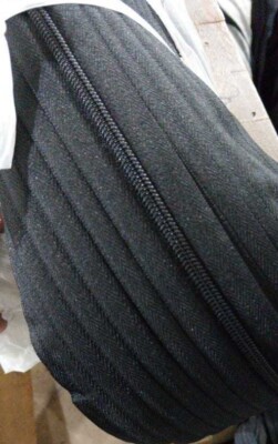 200 Yards durchgehender schwarzer YKK No 5 Nylon/Spiral Reißverschluss mit 400 Original YKK Schieber
