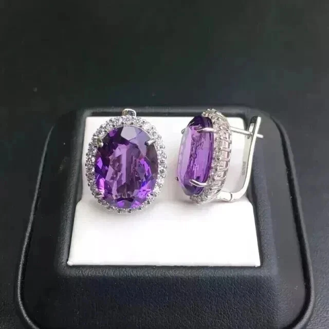 Aretes con halo de amatista de corte ovalado de 3 quilates enchapados en oro blanco de 14 quilates Foto 4 de 4