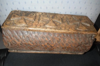 Coffret en bois avec des croix de Malte sculptées (Art Populaire) - Photo 1/4