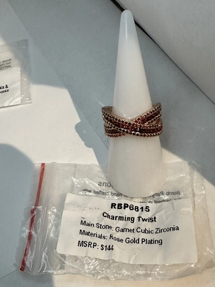 Anillo Fiesta Bomba Talla 8 RBP6815 “Charming Twist” Colección Cumpleaños Enero 2024 Foto 2 de 2