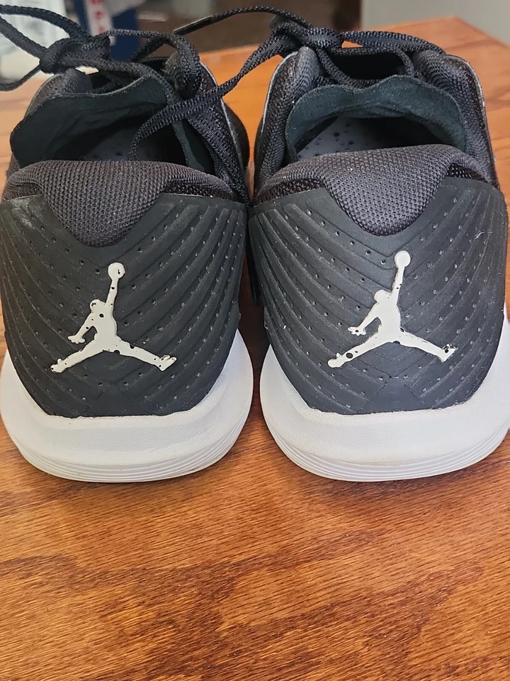 Zapatos deportivos Air Jordan Nike implacables negros/blancos AJ7990-004 Foto 3 de 4