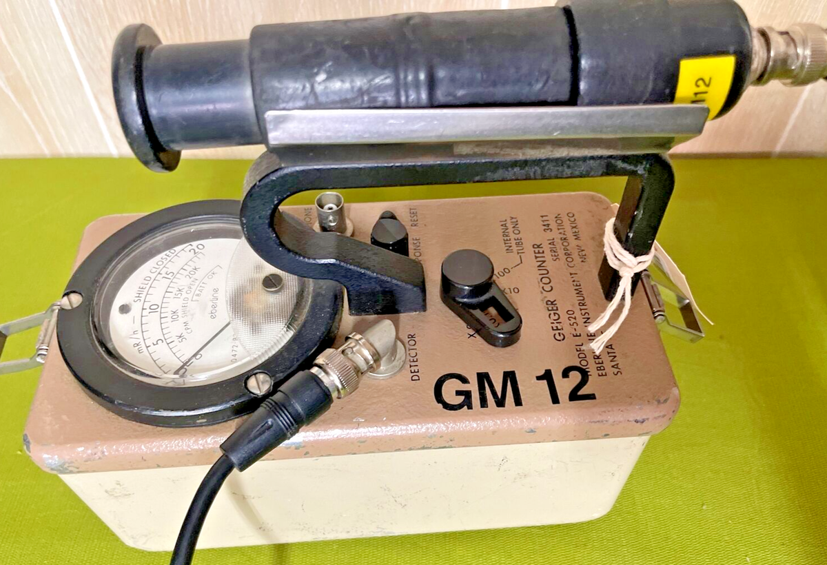 ガイガーカウンター Eberline E-520 放射線測定器 米軍払い下げ