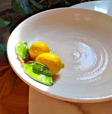 Importante ciotola/insalatiera in ceramica dipinta a mano con decoro limoni