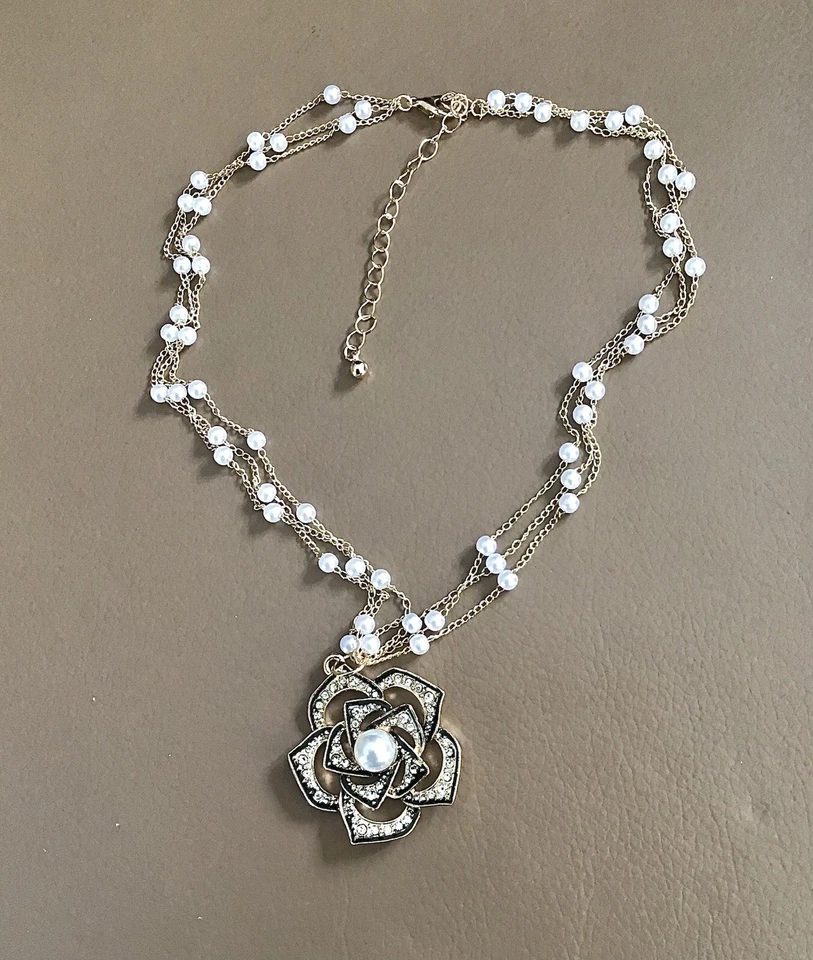 3 reihige Luxus Halskette mit Kamelie Strass und Perlenimitaten French Style🎀 - Bild 2 von 4