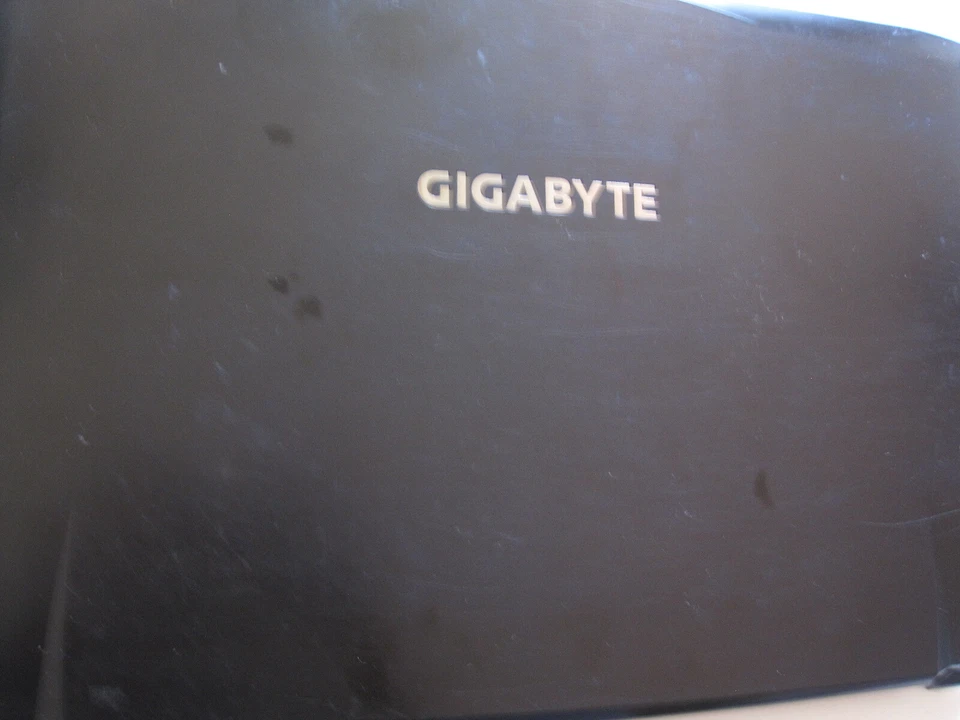  Plasturgie dos écran   GIGABYTE P55 8260NGW Original cover  - Photo 2/4