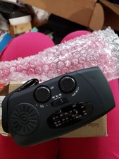 SOLAR CRANK MULTI-FUNCTIONAL RADIO MODEL l DM-088