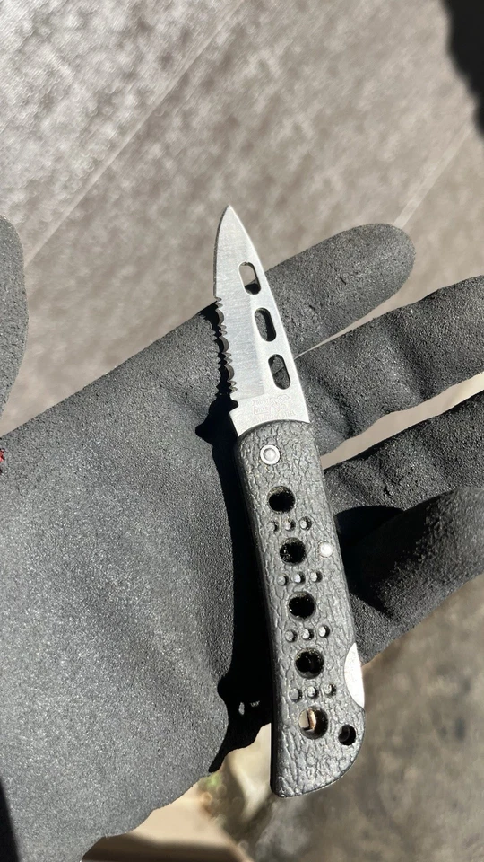 Cuchillo de bolsillo plegable Frost Cutlery hoja de acero inoxidable dentada mango negro Foto 4 de 4