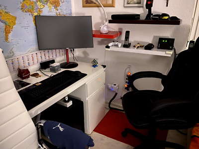 Computer PC aus dunklem Glas mit Fernbedienung + Bildschirm und Tastatur 