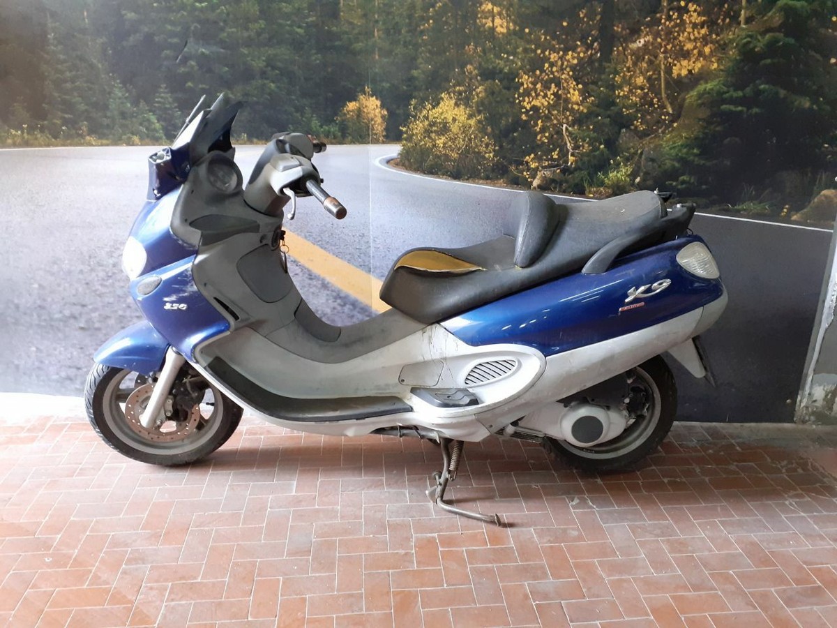 Sono Disponibili Ricambi scooter usati forcella Piaggio X9 250