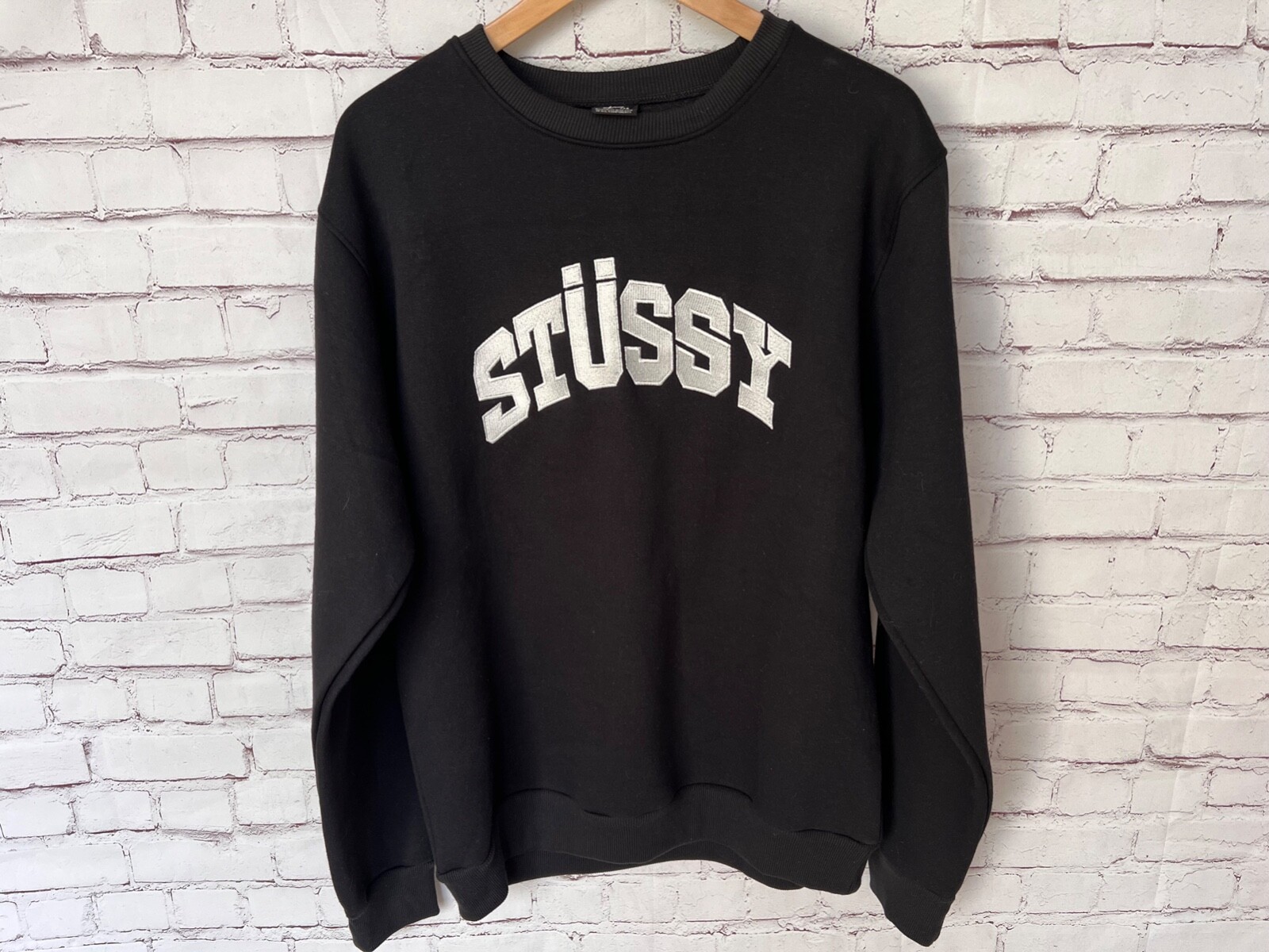 STÜSSY Sudadera Negra Cuello Redondo Talla Mediana 44" Pecho
