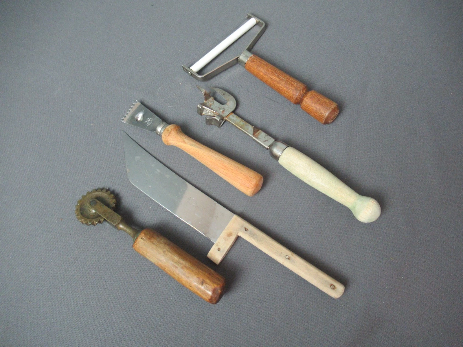5 Vintage Wooden Handled Kitchen Utensils - Citrus Zester, Opener - j5 rb/vh
Opens in a new window o