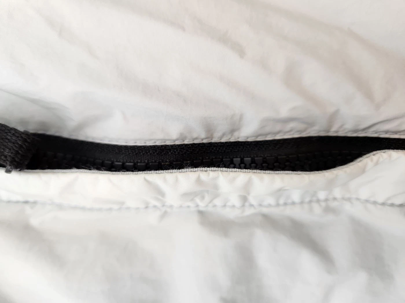 Stone Island piumino stropicciato con cappuccio grigio chiaro 40723 139724303