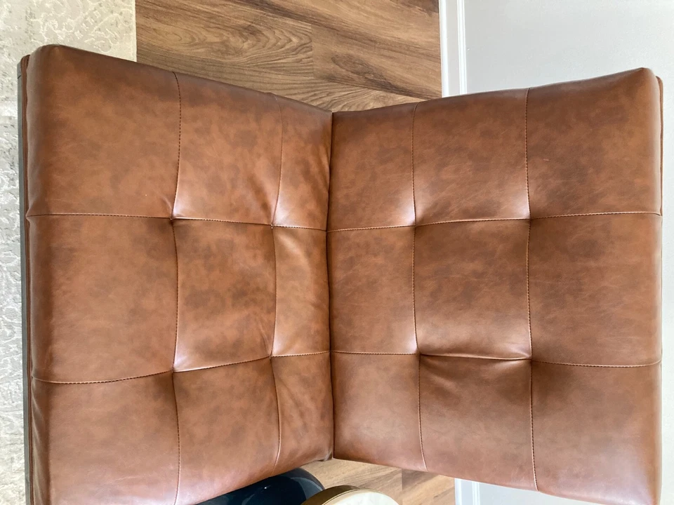 Silla de cuero Ashley usada. Comprado hace 6 meses. Sin arañazos ni marcas.  Foto 4 de 4