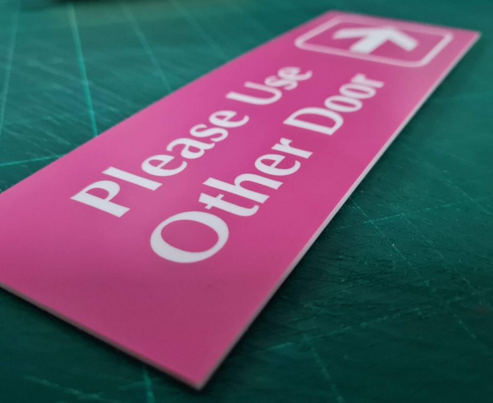 Arrow Metal Home Décor Plaques & Signs "Please Use Other Door" Sign With Right Arrow – Acrylic Plaque, 5 Sizes & 30 Colors – Laser Engraved Arrow Brown Home Décor Plaques & Signs - Foto 7