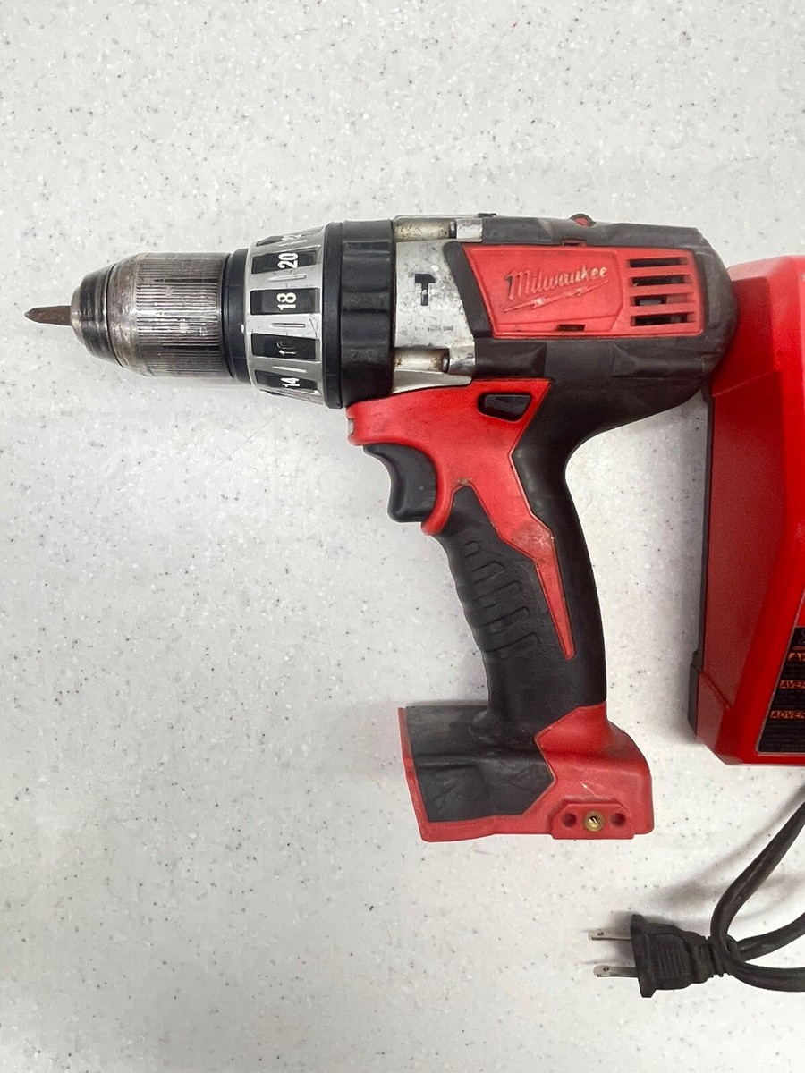 MILWAUKEE HAMMER DRILL/DRIVER 2602-20 WITH BATTERY AND CHARGER 18v