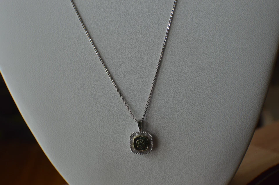 Colgante de diamantes verdes/blancos de 0,50 quilates de platino sobre cadena fina de plata de ley de 20" Foto 3 de 4