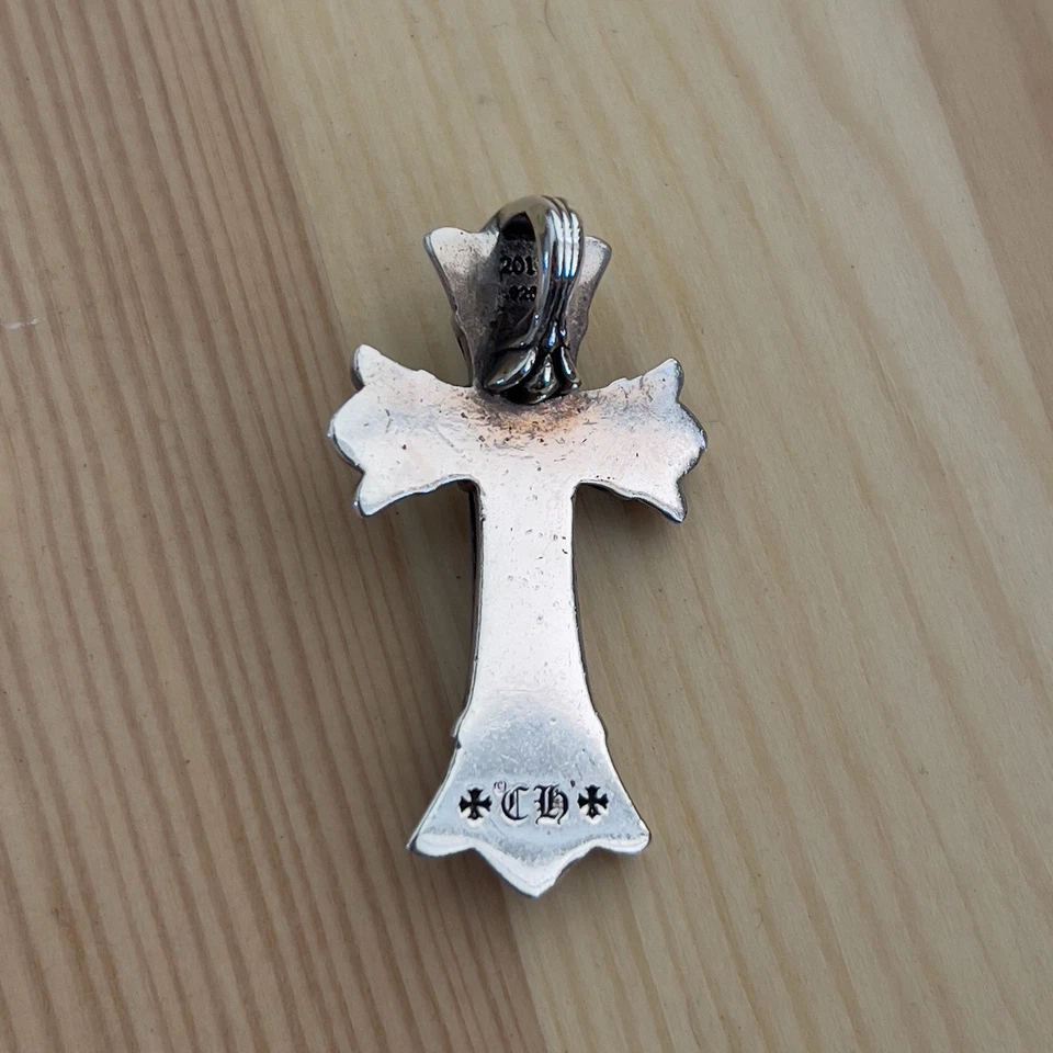 Corazones Cromados Doble Cruz Pavé Diamante con Cadena de Papel Foto 3 de 4