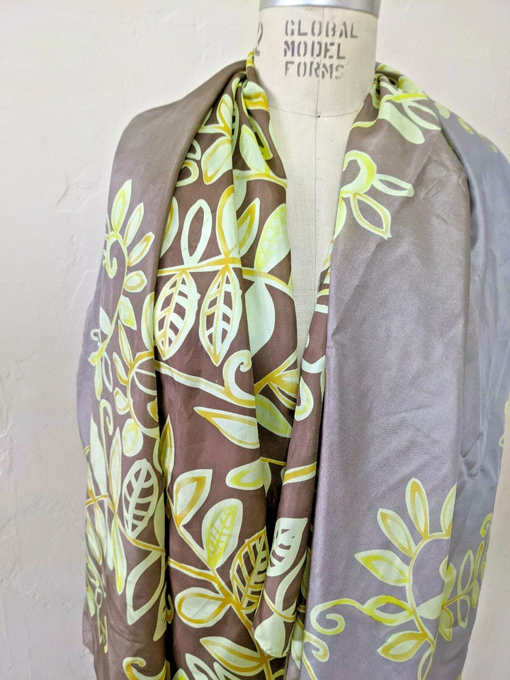 Tela Habbati 100 % seda estampada borde verde 45” de ancho. Se vende por yarda  Foto 3 de 4