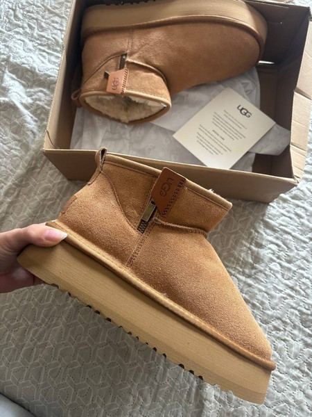 Zapatillas UGG, nuevas en su caja, talla 38