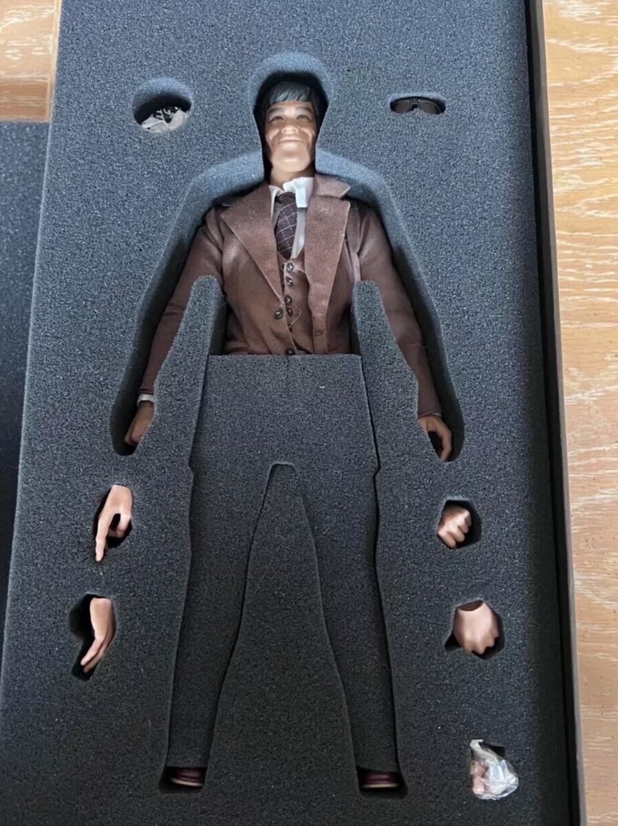 Hot Toys Bruce Lee In Suit Figure 1/6 Scale Icon Collectible Hot Toys Bruce Lee In Suit Figure 1/6 Scale Icon Collectible