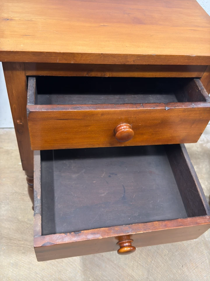 Antigua mesa de trabajo con panel elevado 2 cajones mesita de noche country Sheraton años 1840 Foto 3 de 4