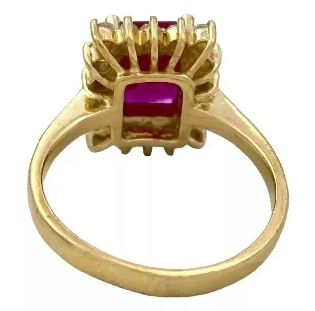 Anillo de compromiso con halo de rubí creado en laboratorio corte esmeralda de 2,70 quilates enchapado en oro amarillo de 14 quilates Foto 3 de 4