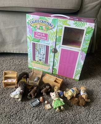 Calico Critters Cloverleaf Corners Carry & Play Room Box Furnished 1:24