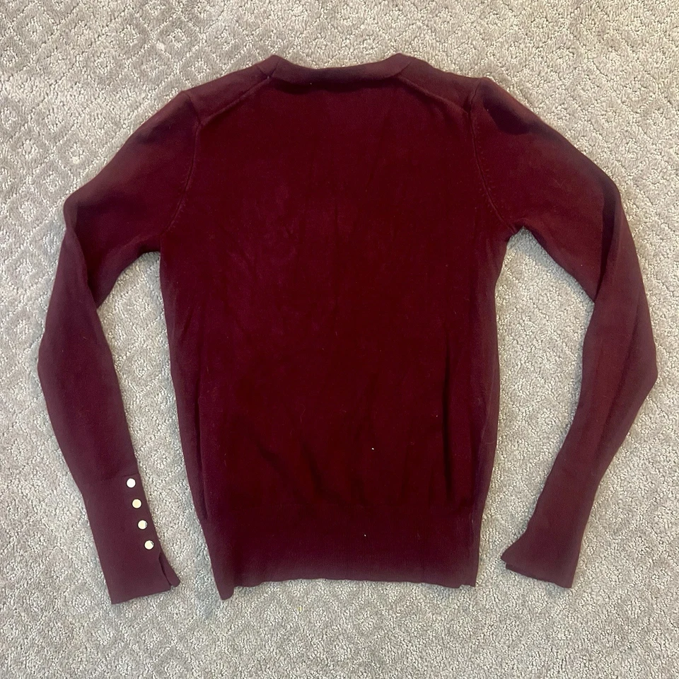 Suéter Zara Borgoña Cuello Redondo Con Detalle de Puño Botón, Talla Pequeña Foto 2 de 4