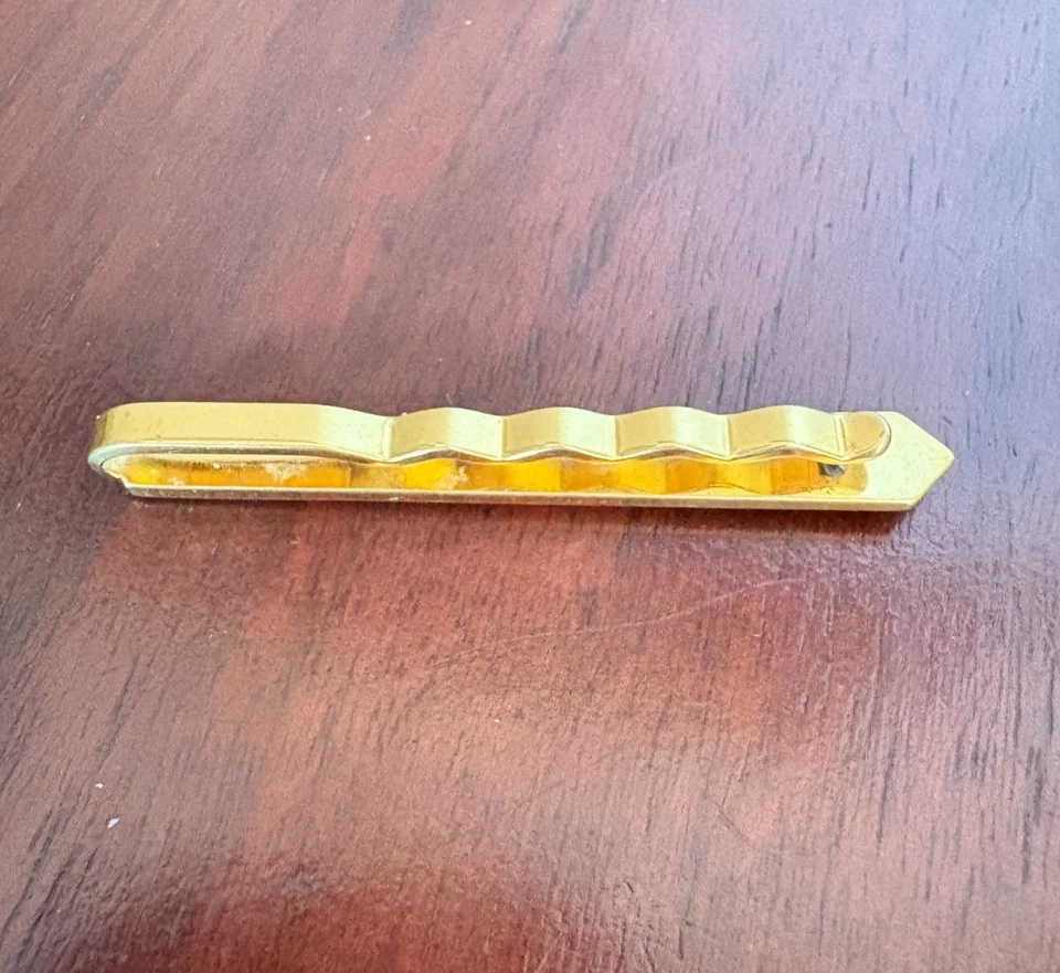 VINTAGE 1950S GOLD-TONE TIE CLIP WITH RED CABOCHON ACCENT COLLECTABLE MENS GIFT - Image 3 of 4