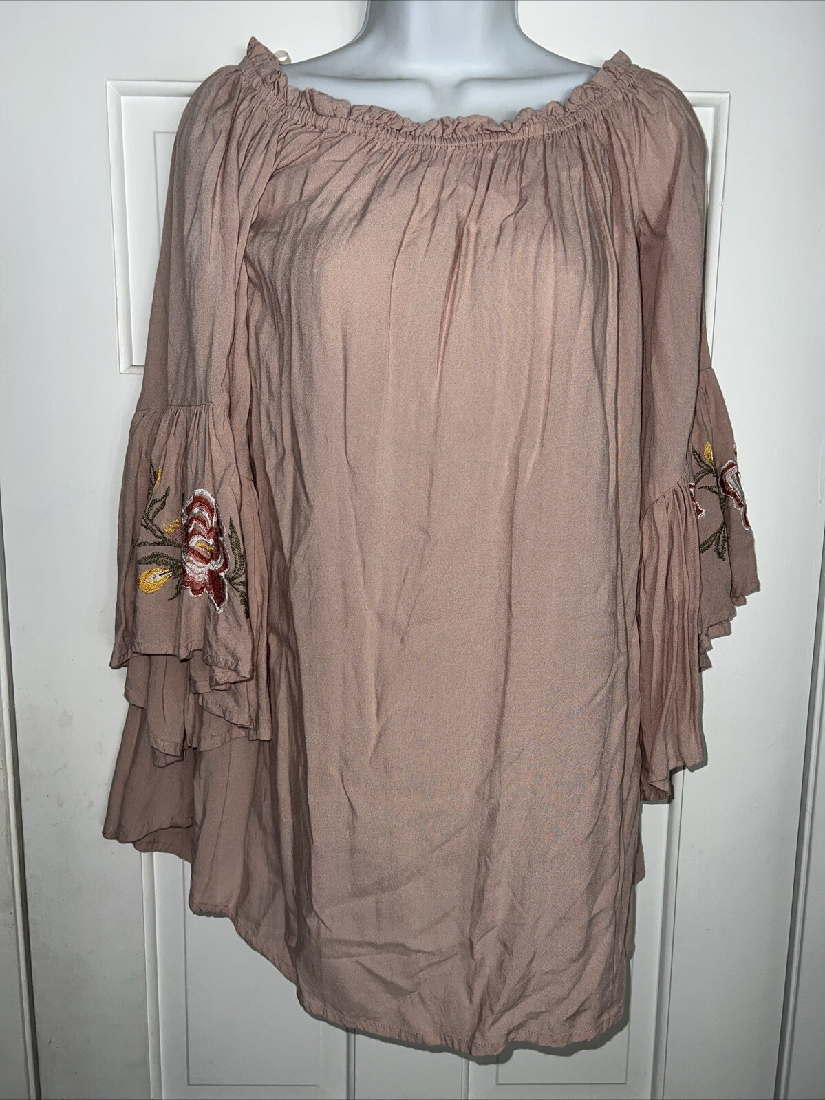 Blusa de plumas para mujer fuera del hombro con flores bordadas - talla M