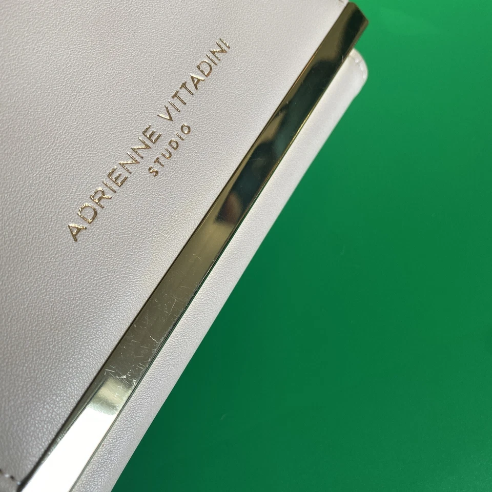 Cartera pulsera Adrienne Vittadini bronceada y dorada doble forro floral Foto 2 de 4