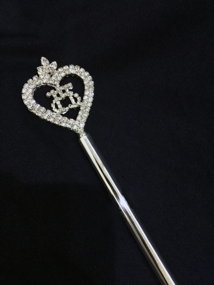 Cetro de pedrería de cristal con diseño de 15 en corazón. 18,5" de altura ¡Elige tu color! Foto 4 de 4