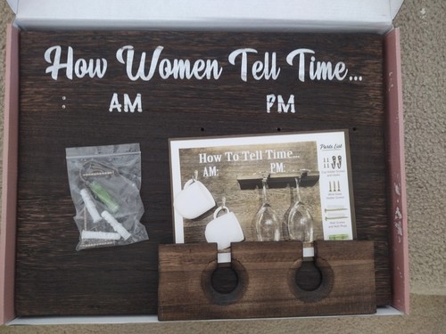 Porta vino da parete How Woman Tell Time per bicchieri da vino e tazzine da caffè - Foto 1 di 5