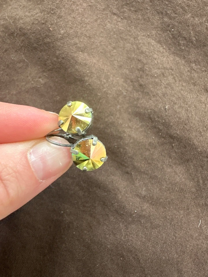 Pendientes colgantes Sabika con piedra verde amarilla Foto 2 de 4