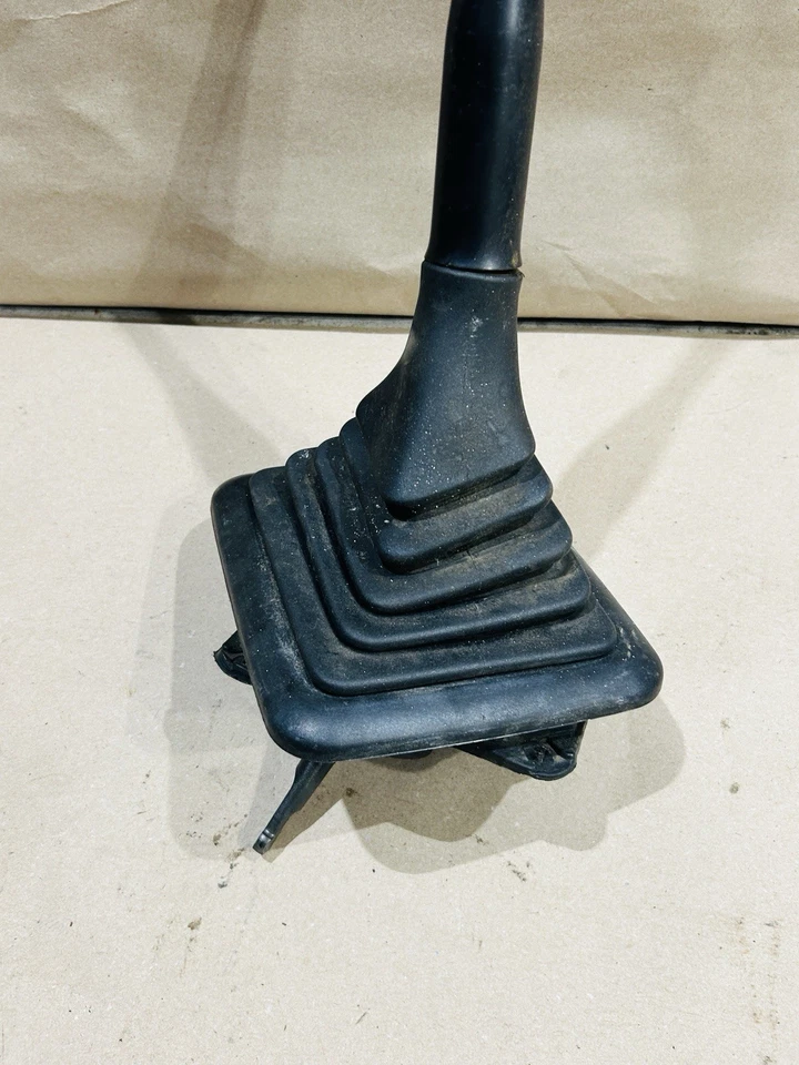 Palanca de cambios con botas y pernos 88-96 Ford F-150 4,9 L 4x4 5 velocidades M5od-R2 OEM Foto 4 de 4