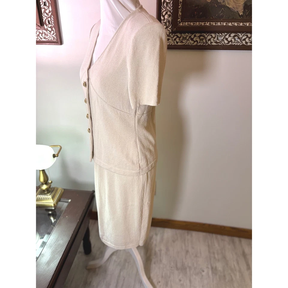 Conjunto de terno saia de malha vintage St John Collection Marie cinza ouro botões pérola tamanho 2/4 - Imagem 2 de 4